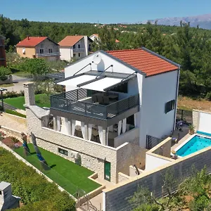 https://apartment-vala-4-sea-view-private-heated-pool.hotelinzadar.com